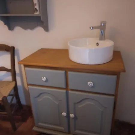 Maison Rose, centre Capestang, Canal du Midi 1 min, jardin privé ombragé, chambres climatisées Capestang