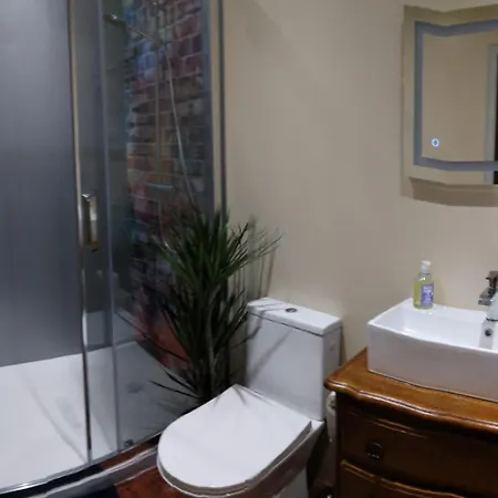 Maison Rose, centre Capestang, Canal du Midi 1 min, jardin privé ombragé, chambres climatisées