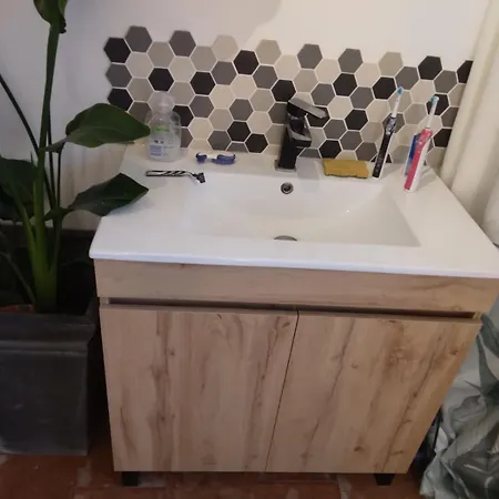 Сasa de vacaciones Maison Rose, centre Capestang, Canal du Midi 1 min, jardin privé ombragé, chambres climatisées
