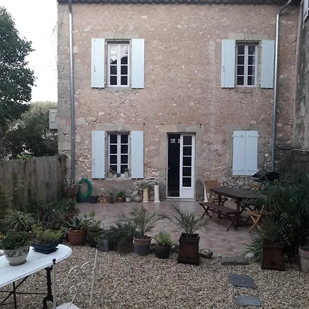 Maison Rose, centre Capestang, Canal du Midi 1 min, jardin privé ombragé, chambres climatisées Capestang