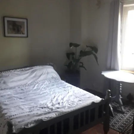 Maison Rose, centre Capestang, Canal du Midi 1 min, jardin privé ombragé, chambres climatisées Сasa de vacaciones Capestang