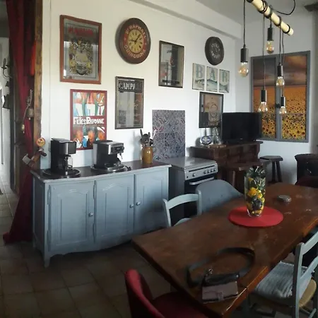 Сasa de vacaciones Maison Rose, centre Capestang, Canal du Midi 1 min, jardin privé ombragé, chambres climatisées