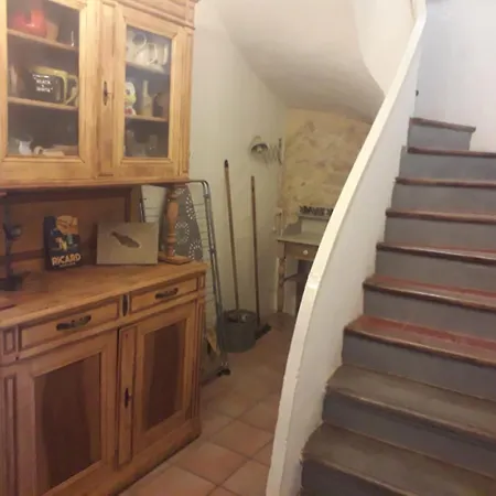 Maison Rose, centre Capestang, Canal du Midi 1 min, jardin privé ombragé, chambres climatisées * Capestang