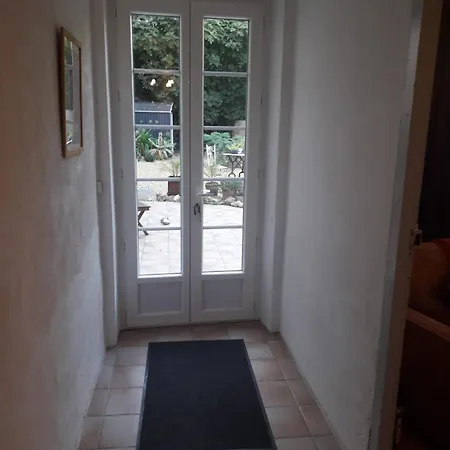 Maison Rose, centre Capestang, Canal du Midi 1 min, jardin privé ombragé, chambres climatisées