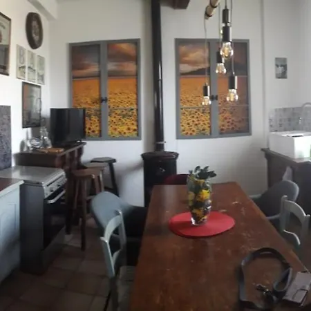 Maison Rose, centre Capestang, Canal du Midi 1 min, jardin privé ombragé, chambres climatisées Capestang